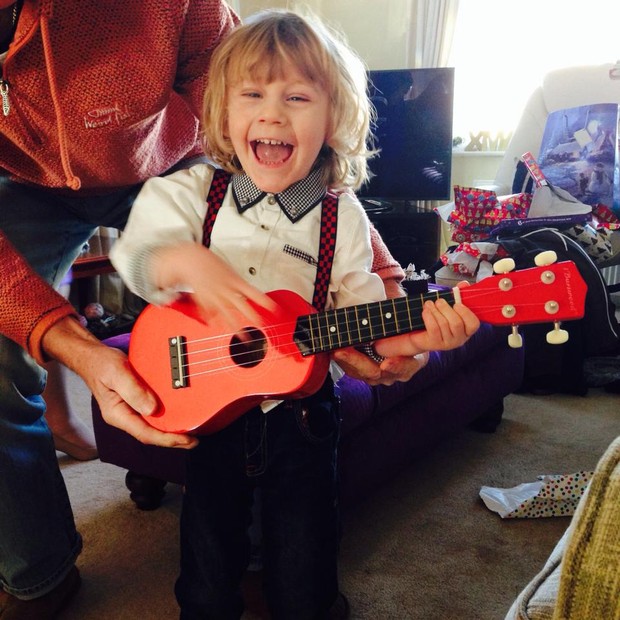 George com seu presente de Natal - um violão (Foto: Reprodução/ Facebook)