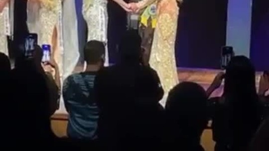 Vídeo: Homem invade palco e quebra coroa após resultado do Miss Gay Mato Grosso