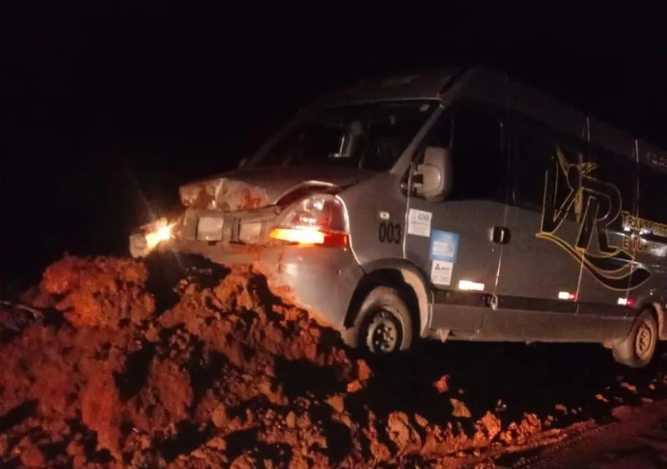 Polícia identifica suspeitos de despejar terra que causou acidente com van em bloqueio ilegal de bolsonaristas no Paraná