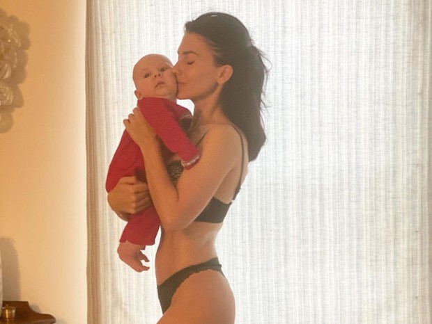 Hilaria Baldwin posa com o caçula, Eduardo, de 3 meses (Foto: Reprodução/Instagram)