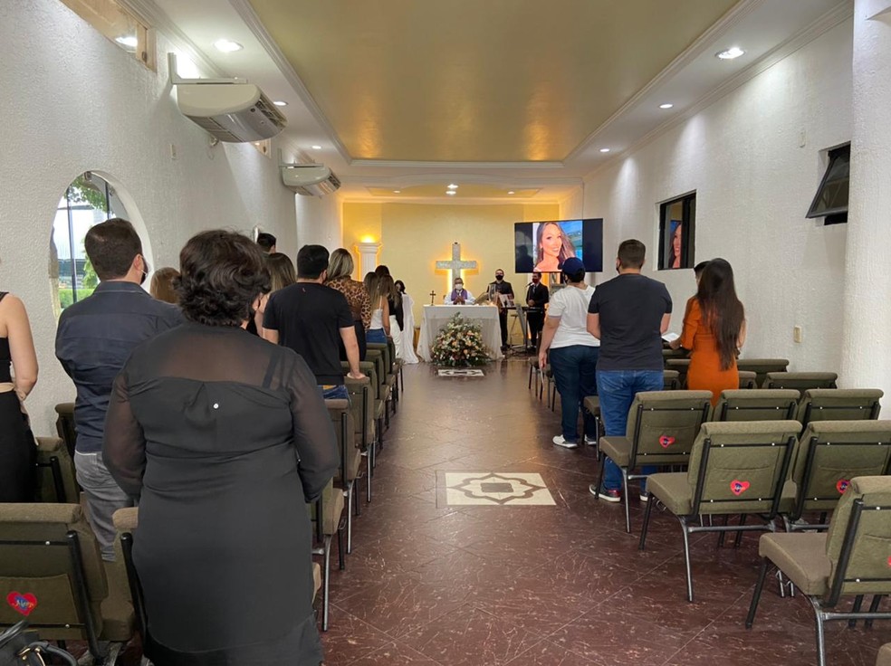 Familiares e amigos se reuniram na missa de sétimo dia de Liliane Amorim. — Foto: Lorena Tavares