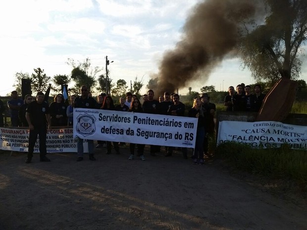 Servidores penitenciários fizeram protesto neste sábado (17) em Charqueadas (Foto: Amapergs/Divulgação)