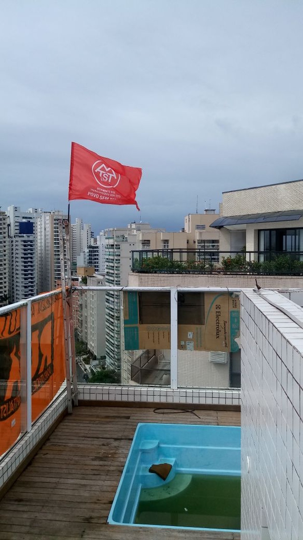 Foram colocadas bandeiras e faixas na ocupação do triplex — Foto: Divulgação/MTST