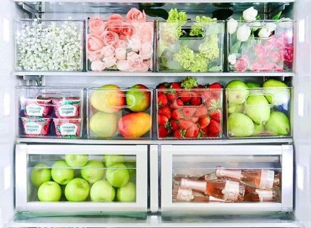 A digital influencer Kristy Wicks mostra seus hábitos alimentares numa geladeira colorida e arrumadíssima (Foto: The Home Edit/Reprodução)