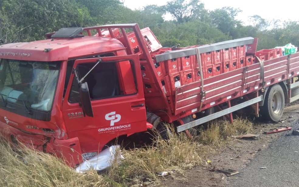 Ocupantes da caminhonetes tiveram ferimentos leves  — Foto: Redes Sociais