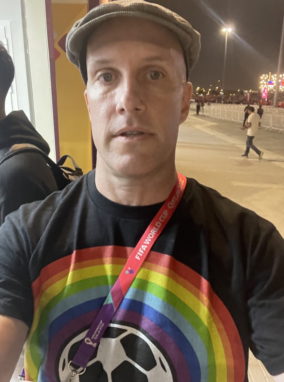 Grant Wahl com camisa arco-íris antes de Estados Unidos x País de Gales — Foto: Reprodução / Twitter @GrantWahl