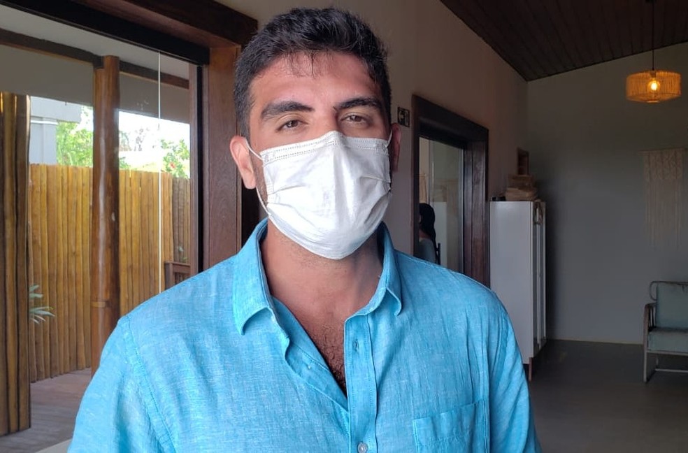 Lucas Claros ajudou a socorrer a criança atacada por tubarão — Foto: Ana Clara Marinho/TV Globo