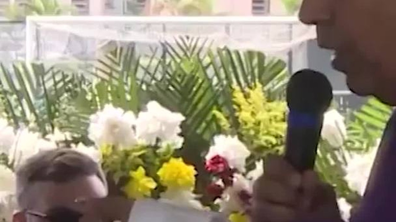 Padre entrega bot&atilde;o de futebol com nome de Dinamite a fam&iacute;lia