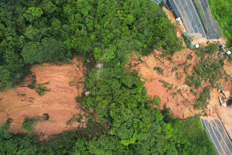 Imagem aérea mostra deslizamento de terra na BR-376, próximo à divisa entre Paraná e Santa Catarina — Foto:  Adryel Pabst/Prefeitura de Garuva