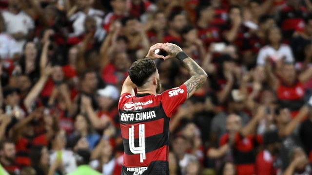 L&eacute;o Pereira comemora gol em Flamengo x Corinthians, pelo Brasileir&atilde;o