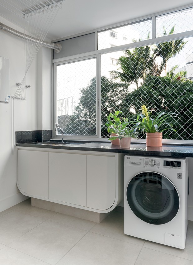 O design arredondado dos móveis planejados aparece na cozinha e na lavanderia.Tudo executado pela Marcenaria Santana (Foto: Cris Farhat / Divulgação)