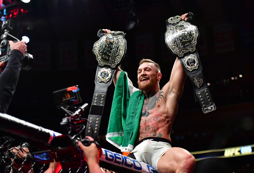 Conor McGregor foi o primeiro campeão de duas divisões de peso simultaneamente no UFC — Foto: Jason Silva