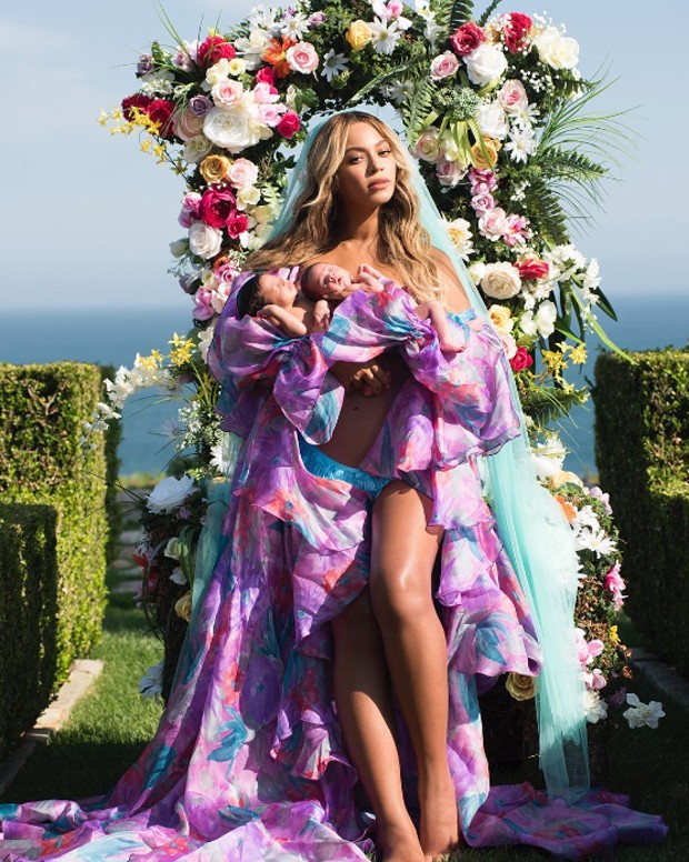 Beyoncé divulga primeira foto com os gêmeos, Rumi e Sir Carter (Foto: Reprodução Instagram)