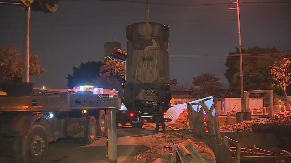 Caminhão com guindaste retirou o veículo de dentro do buraco em Porto Alegre — Foto: Reprodução/RBS TV