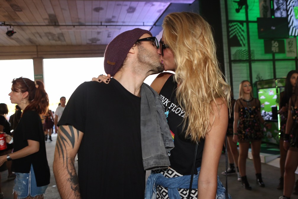 Ellen Jabour e Jonathan Corrêa se beijam no Lollapalooza 2018 (Foto: Celso Tavares/G1)