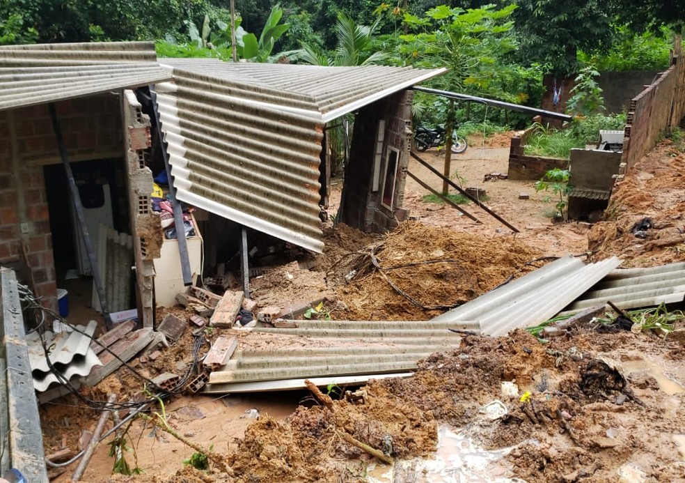 Deslizamento atingiu poste, que caiu sobre casa em Paulista matando dois irmãos — Foto: Defesa Civil de Paulista/Divulgação