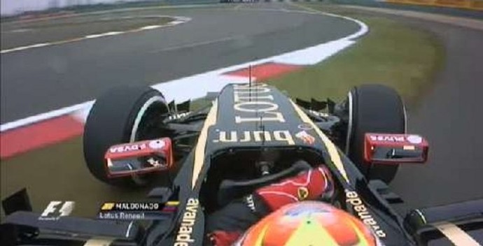 Pastor Maldonado se distrai mexendo no volante e sai da pista no primeiro treino livre para o GP da China (Foto: Reprodução)
