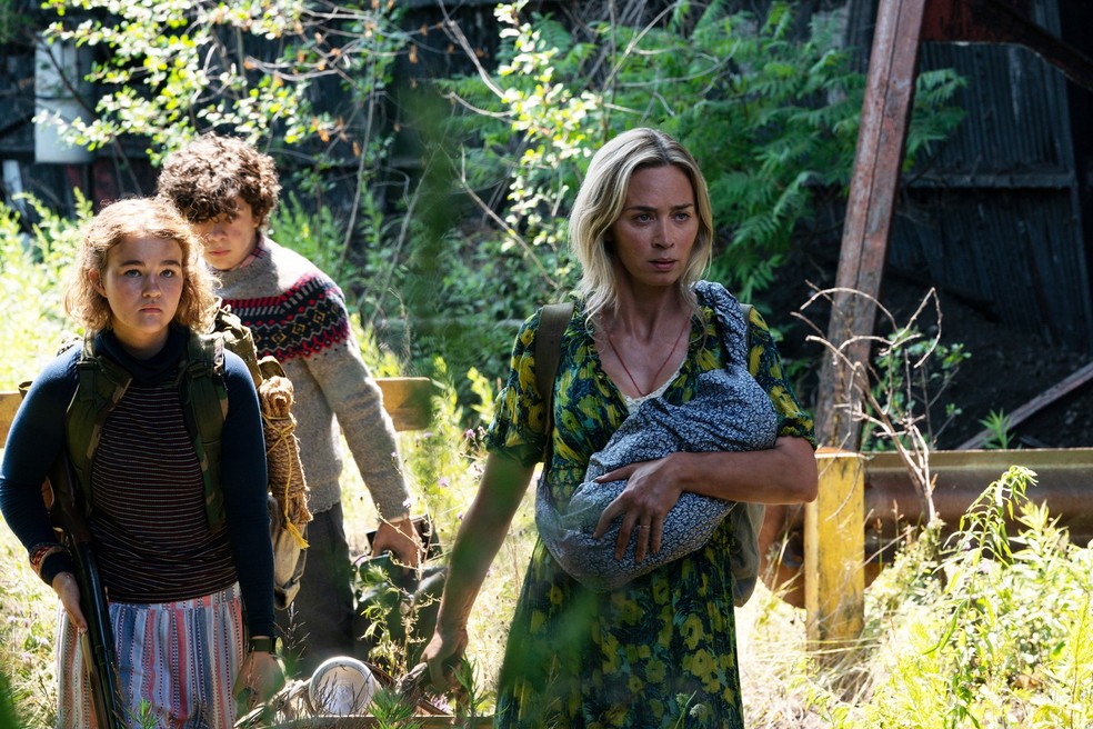 Millicent Simmonds, Noah Jupe e Emily Blunt em cena de 'Um lugar silencioso - Parte 2' — Foto: Divulgação