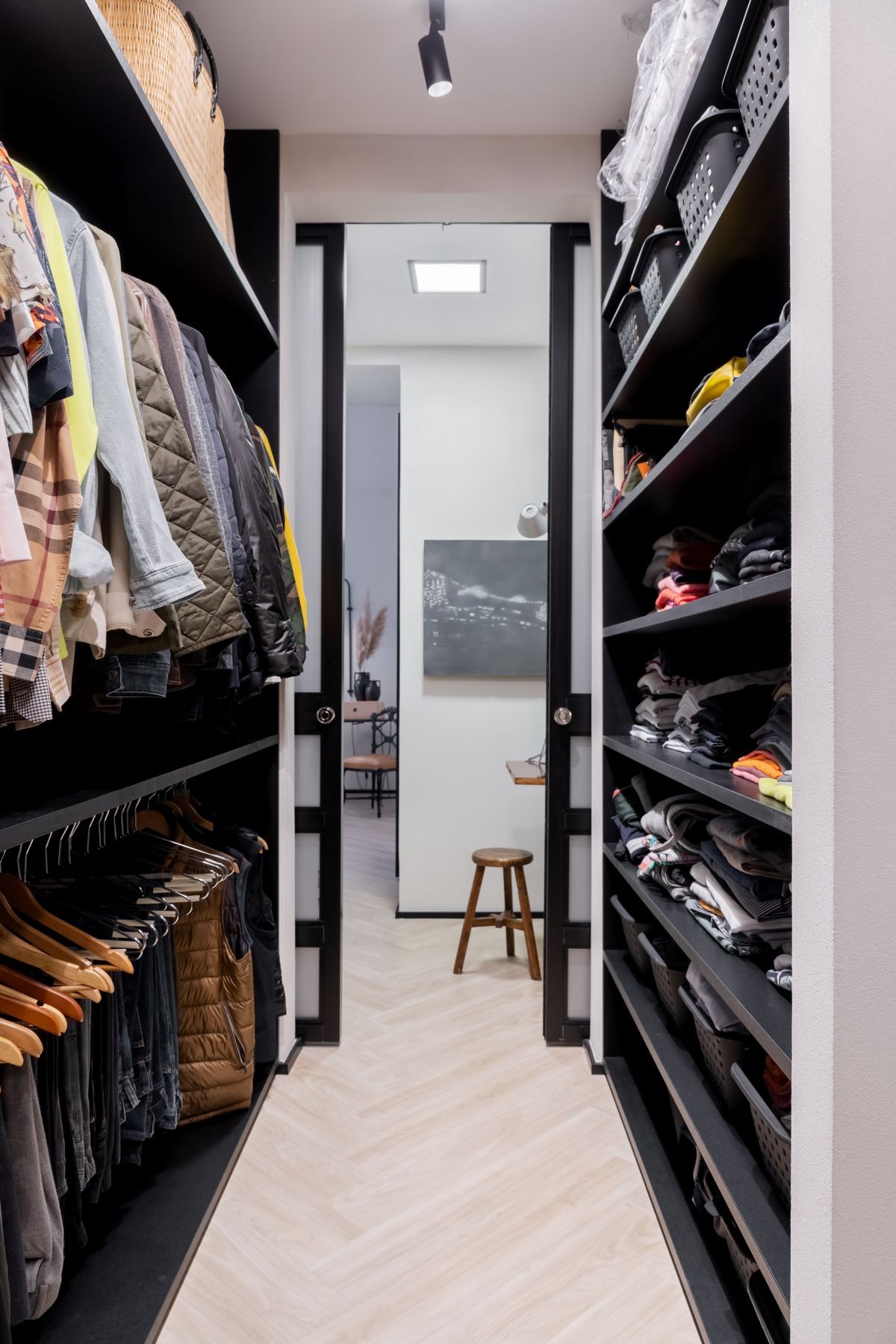 CLOSET | Para organizar melhor as roupas do morador um closet espaçoso foi criado para setorizar e arrumar  (Foto: Rafael Renzo / Divulgação)