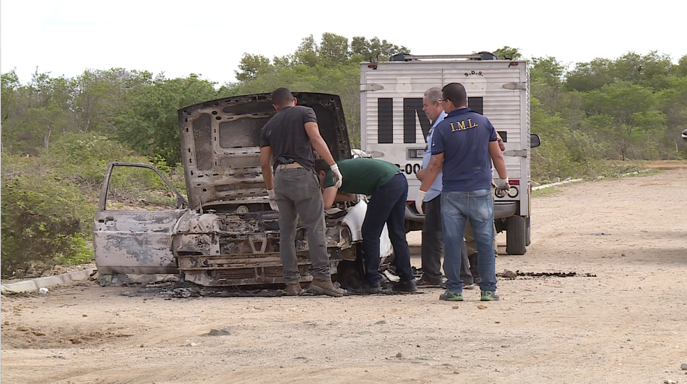 Corpos foram encontrados em uma estrada de terra, em Petrolina (Foto: Reprodução / TV Grande Rio)