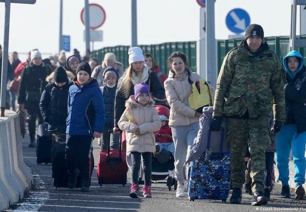 Refugiados atravessam ponte em direção à Polônica; não foi possível abrir corredores humanitários neste domingo (Foto: Mvs.gov.ua, CC BY 4.0 <https://creativecommons.org/licenses/by/4.0>, via Wikimedia Commons)