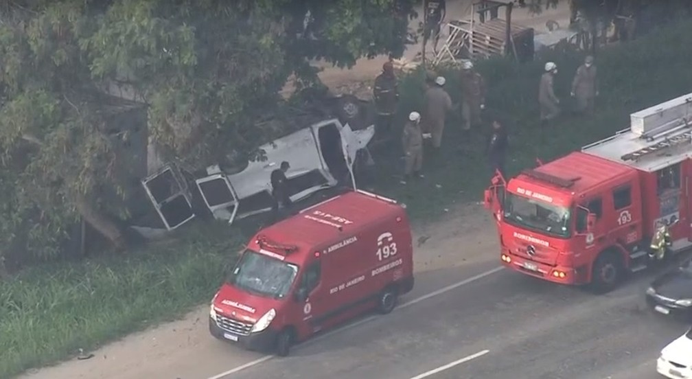 Van capotou na altura de Campo Grande, deixando uma pessoa morta e nove feridas na manhã desta quarta (16) — Foto: Reprodução / TV Globo