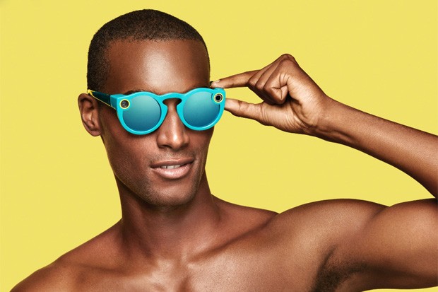 Spectacles: o óculos que grava vídeos do Snapchat poderia ser um pouco mais fino, não? (Foto: Divulgação)