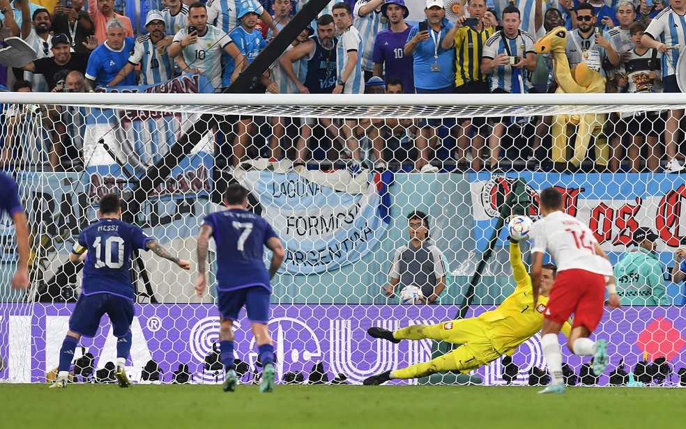 Messi perdeu pênalti contra a Polônia: no fim, Argentina venceu e se classificou em primeiro — Foto: Reuters