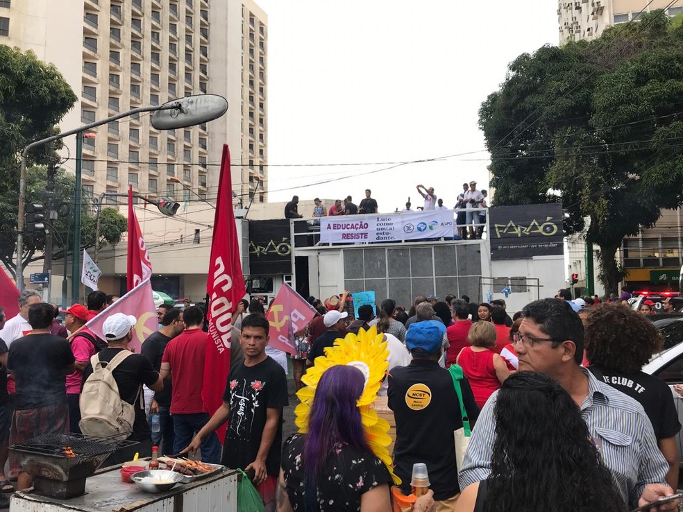 BELÉM, 16H41: Estudantes e professores de universidades e institutos federais do Pará realizam protesto em Belém — Foto: Ana Paula Rezende