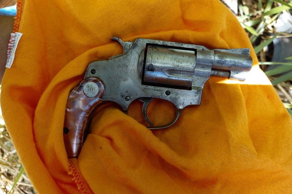 Adolescente de 17 anos apresentou a arma que teria sido usada no crime e admitiu ser o autor do disparo; polícia investiga autoria — Foto: Polícia Civil/Divulgação