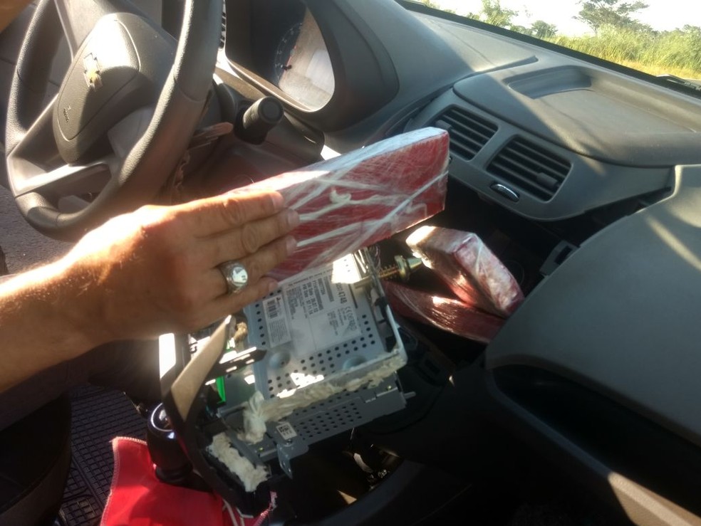 Tabletes de maconha estavam escondidos no painel do veículo, em Pirapozinho (Foto: Polícia Militar Rodoviária/Divulgação)