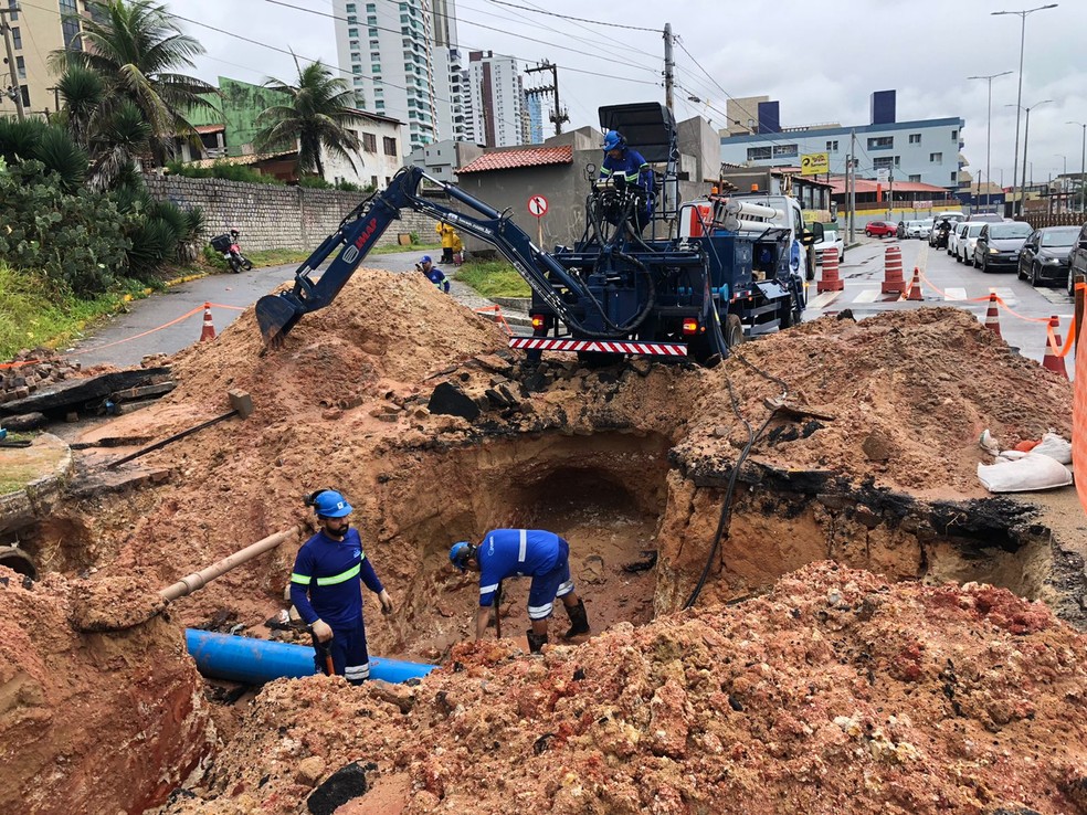 Equipes da Caern também atuam no local. — Foto: Vini Marinho/Inter TV Cabugi