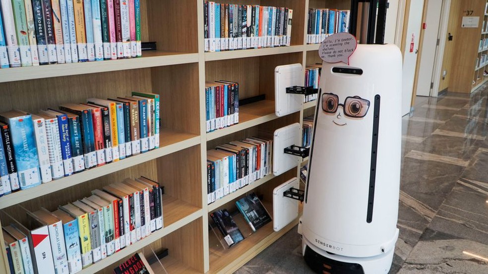 Robôs passaram a ser implantado em bibliotecas — Foto: Reuters