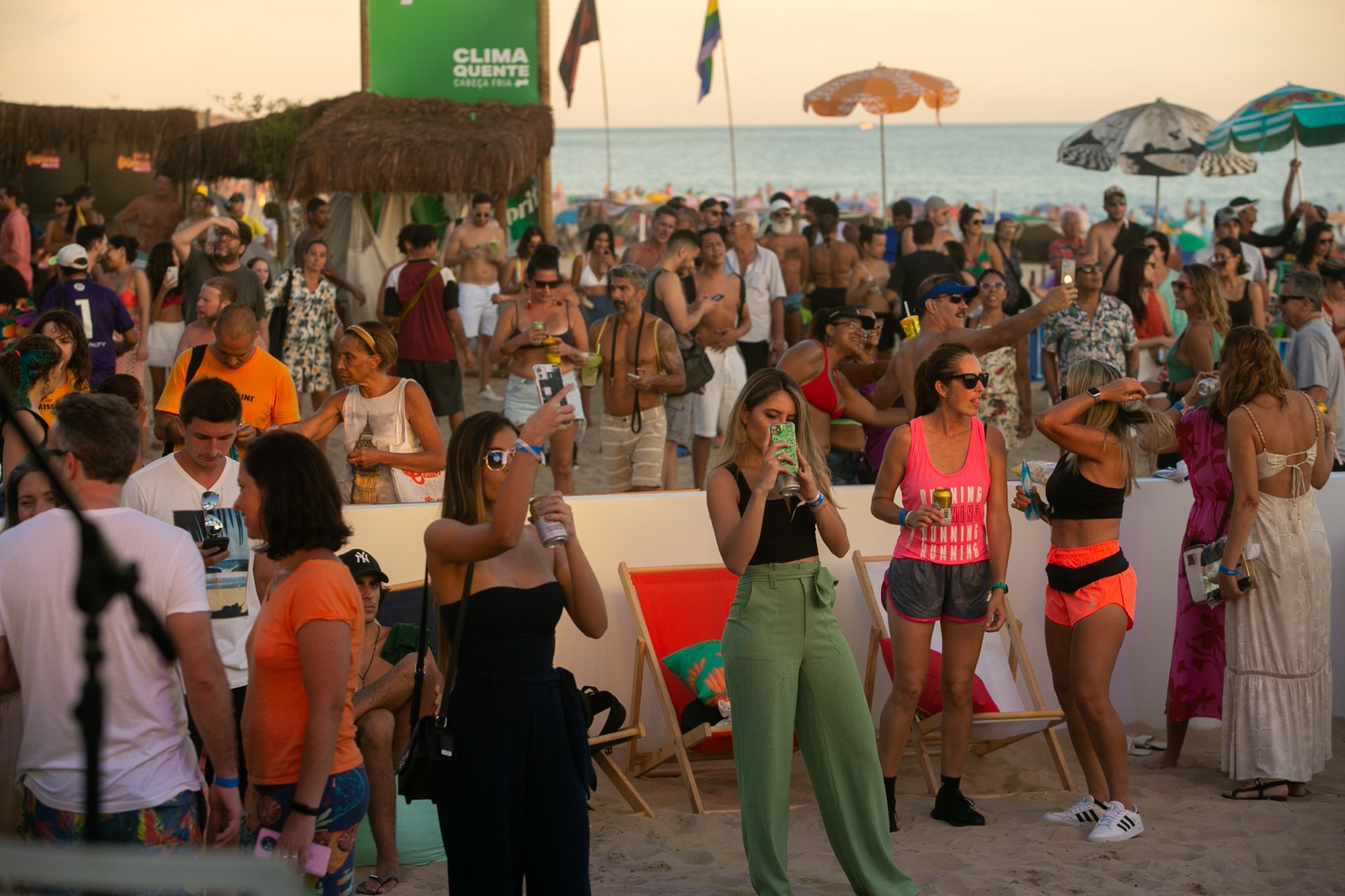 Muitas selfies para marcar presença no evento que agitou as areias de Ipanema — Foto: Rebecca Maria
