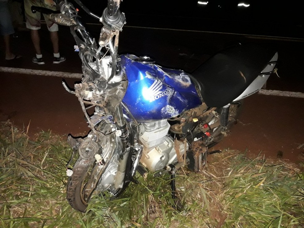 Moto ficou completamente destruÃ­da com a batida â Foto: Maicon Junior e Olimar Gamarra/reproduÃ§Ã£o