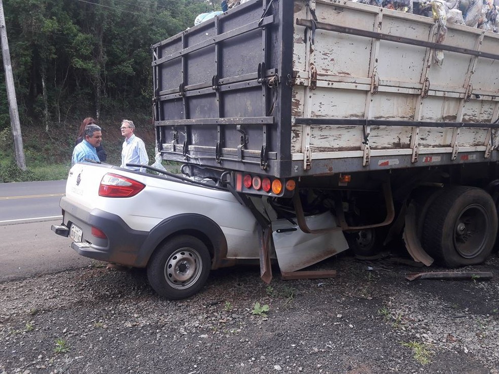 Carro entrou embaixo de caminhão na SC-135 (Foto: Endrio Francescon/Rádio Vitória)