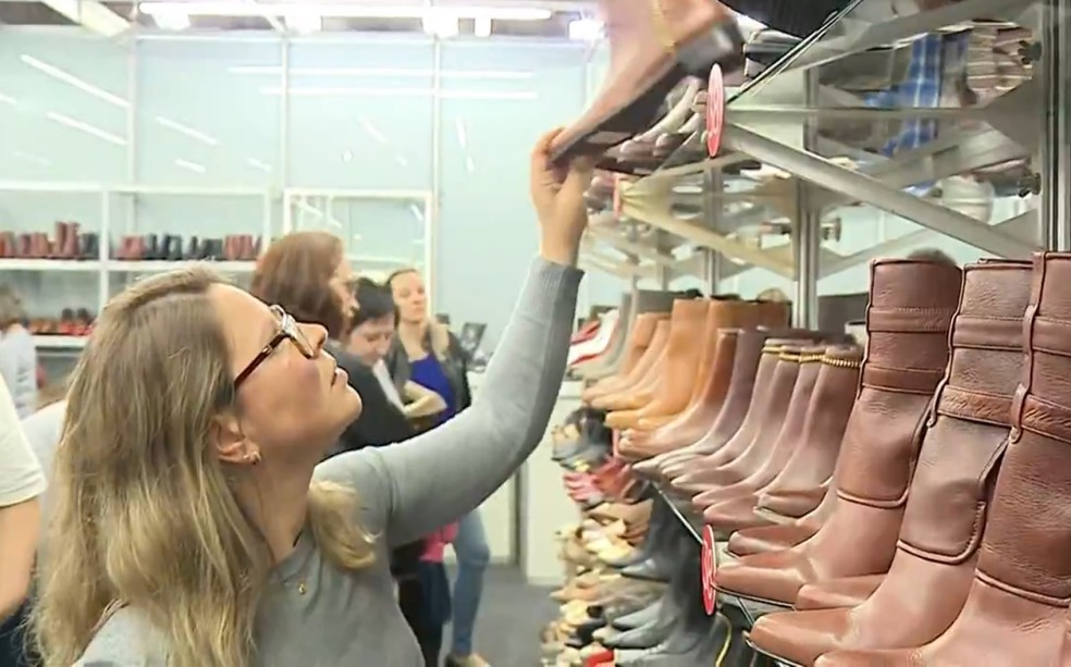 Feira movimenta setor de calçados em Novo Hamburgo — Foto: Reprodução/RBS TV