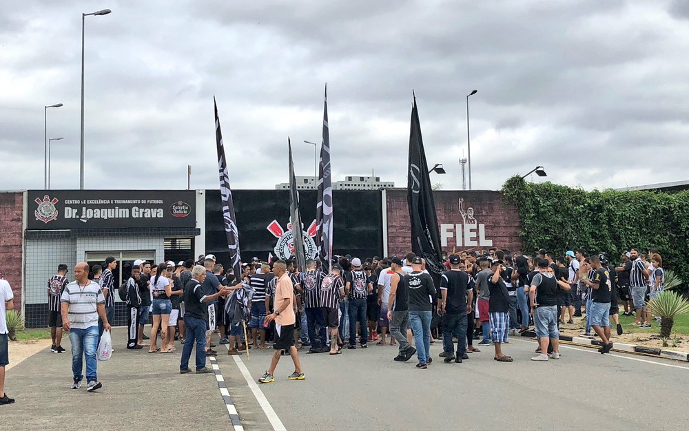 Com bandeiras e cantos de ameaça, torcedores protestam fora do CT do Corinthians