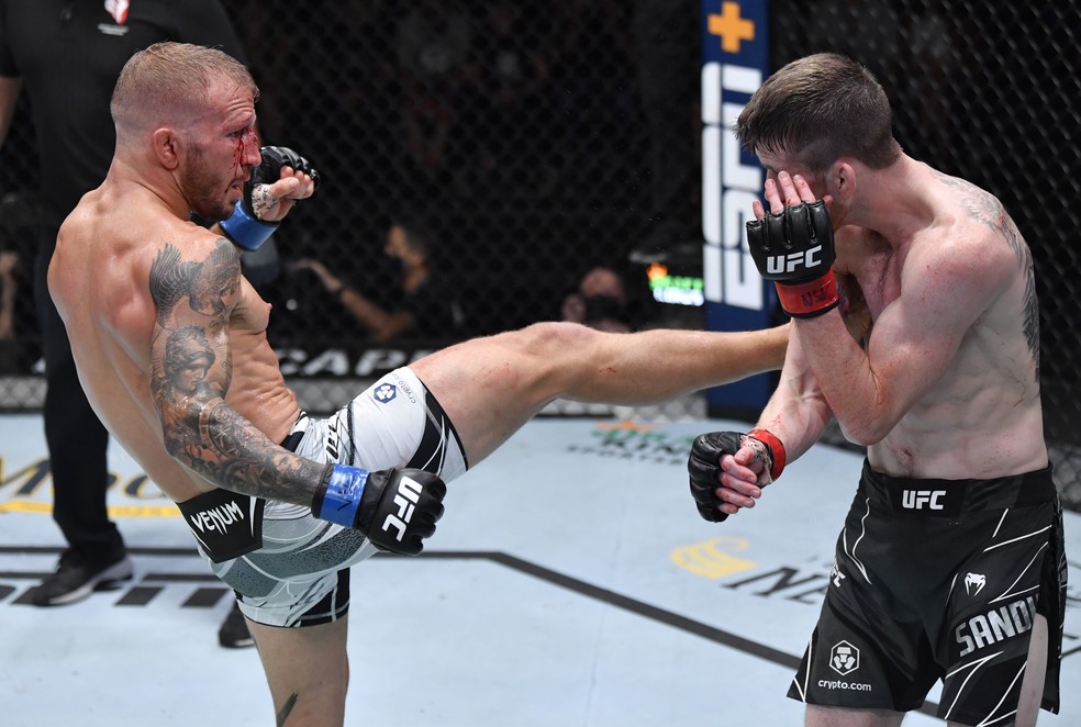TJ Dillashaw desfere um chute em Cory Sandhagen  — Foto: Getty Images