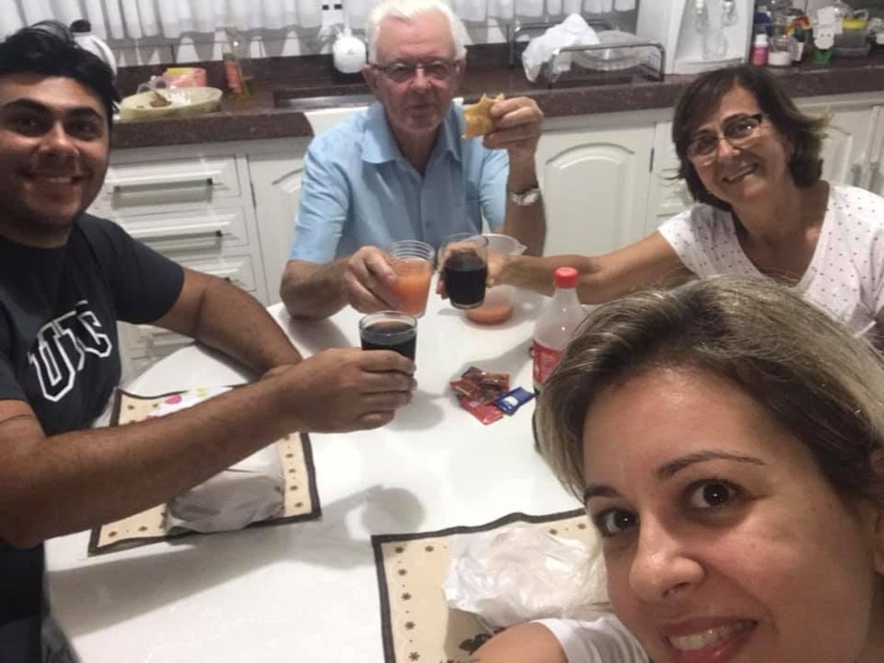 À noite, a família de Jhonatas se reuniu para jantar e celebrar a vida — Foto: Arquivo pessoal