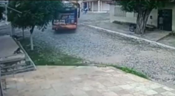 Passageiros pulam de ônibus em movimento enquanto veículo desce desgovernado em rua do Ceará; vídeo