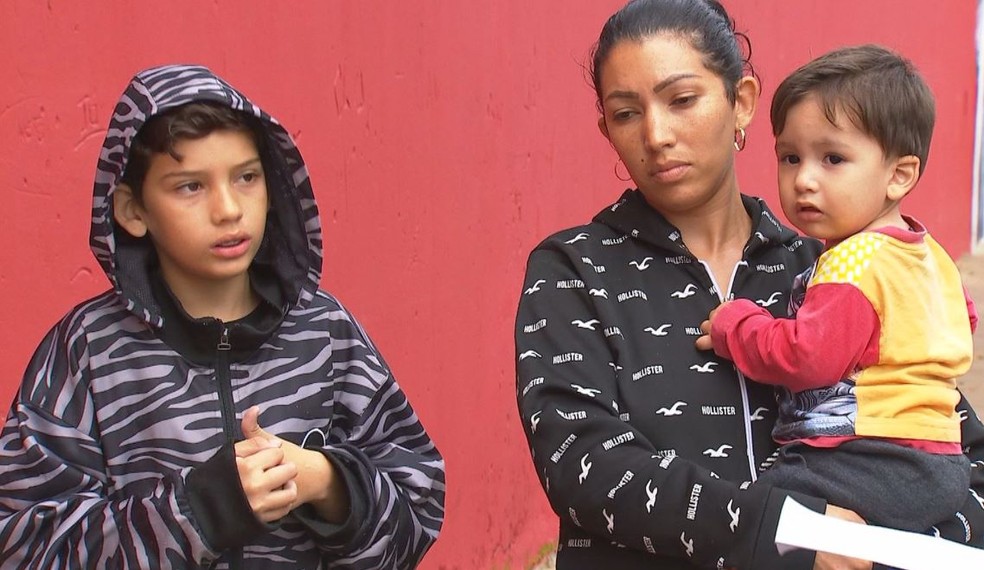 Iara Kelly com o filho Jorge, de 12 anos, que sofreu com coceiras: "Faltou a escola proteger os alunos com luvas e máscaras" — Foto: TV TEM/Reprodução