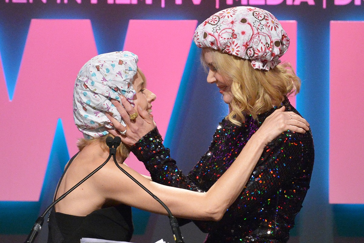 Naomi Watts e Nicole Kidman se beijaram na boca durante evento em Los Angeles (Foto: Getty Images)
