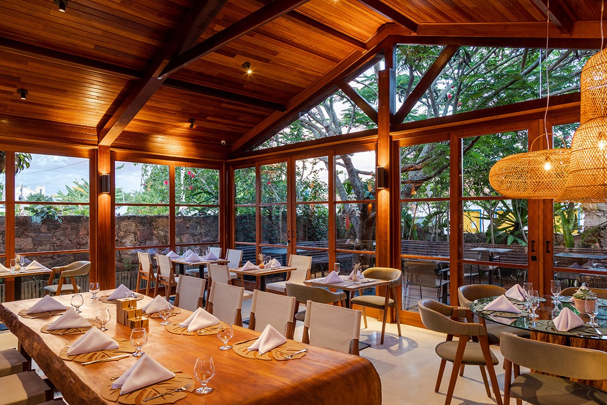 O fechamento com vidro integra o restaurante com a natureza ao redor (Foto: Gabriela Daltro / Divulgação)