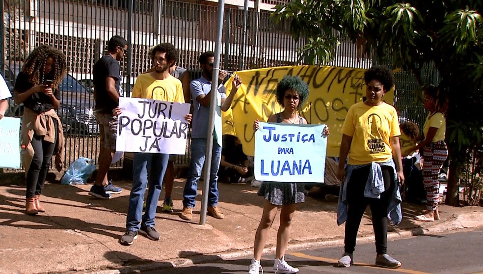 Protesto em frente ao Fórum de Ribeirão Preto durante audiência da morte de Luana Barbosa dos Reis (Foto: Cláudio Oliveira/EPTV)