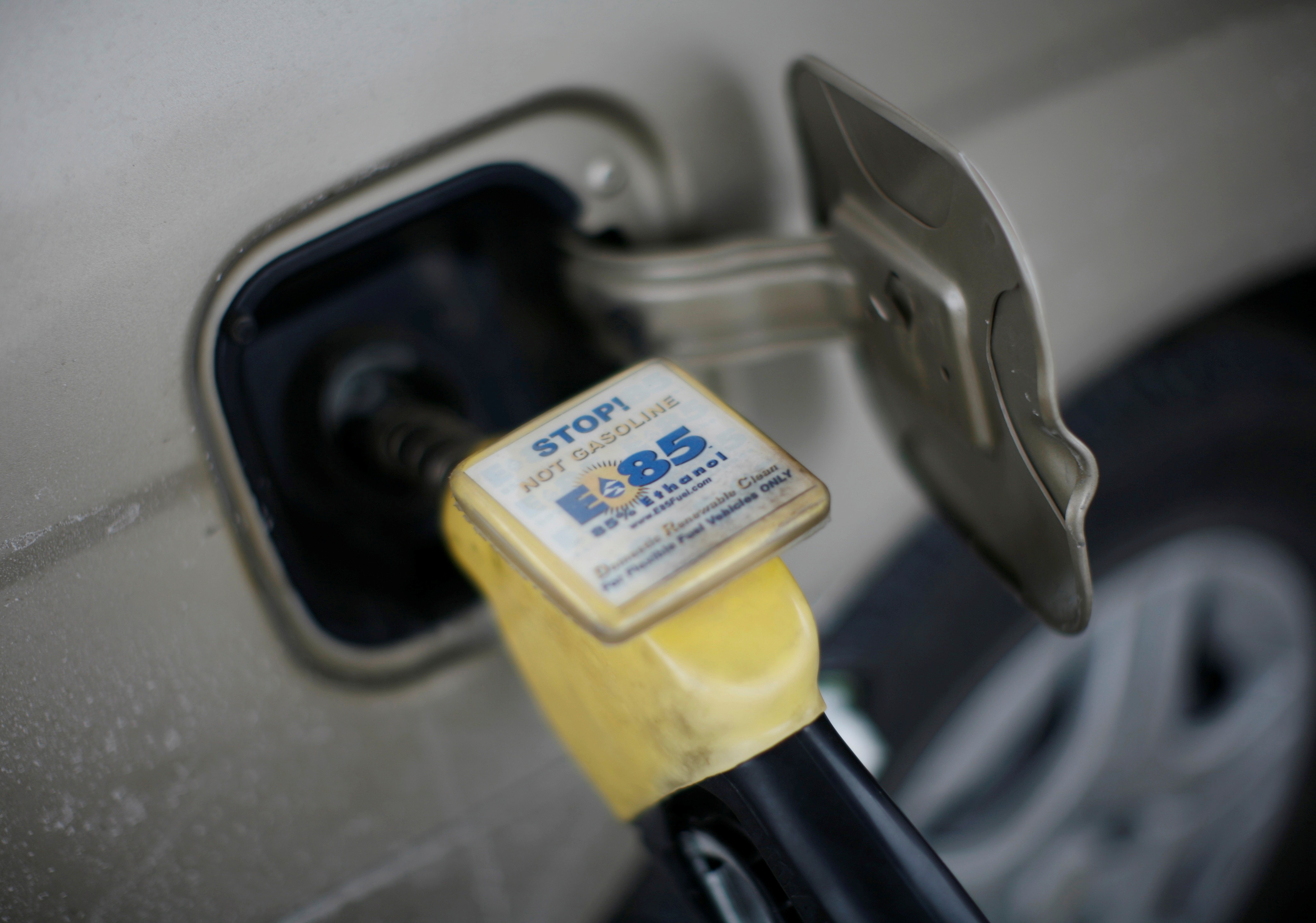 Biocombustível E85 etanol sendo bombeado em veículo em posto de gasolina em Nevada, no Iowa, Estados Unidos (Foto: Jason Reed/Reuters)