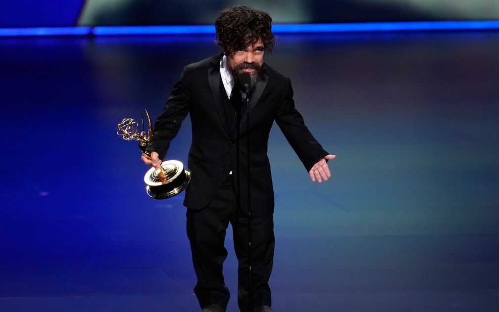 Peter Dinklage, de ‘Game of thrones’, agradece o prêmio de melhor ator coadjuvante por uma série de drama, no 71º Emmy no Microsoft Theatre, em Los Angeles, no domingo (22) — Foto: Reuters/Mike Blake