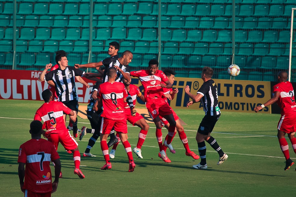Alecsandro apareceu no meio da zaga do CRB pra fazer o primeiro gol — Foto: Patrick Floriani/FFC