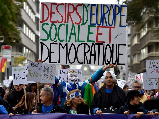 Manifestantes protestam contra o TTIP em Bruxelas, Bélgica, neste domingo (17) (Foto: Reuters/Eric Vidal)