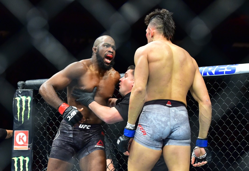 Corey Anderson desabafa diante de Johnny Walker após nocauteá-lo no UFC 244 — Foto: Jason Silva